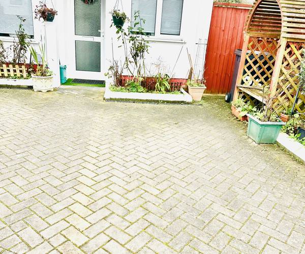 Parking on Kendall Avenue, CV37