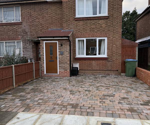 Thompson Avenue, TW9