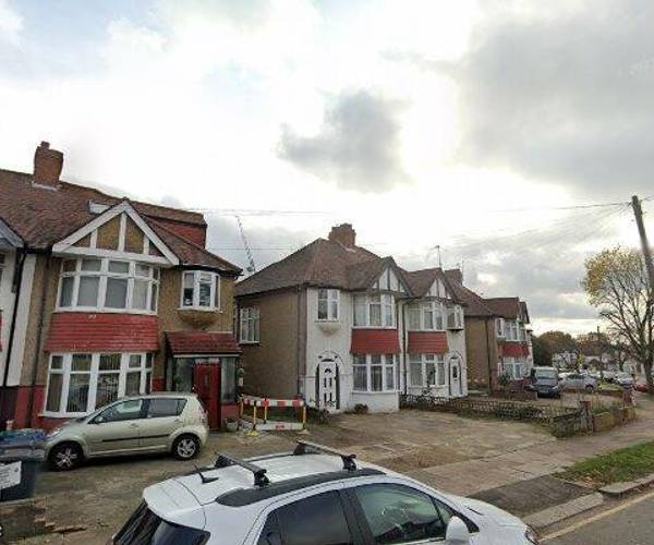 Off street parking 5 min walk to Edgware Station