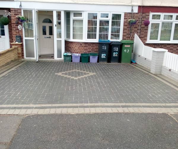 Parking on Riverside Drive, CR4