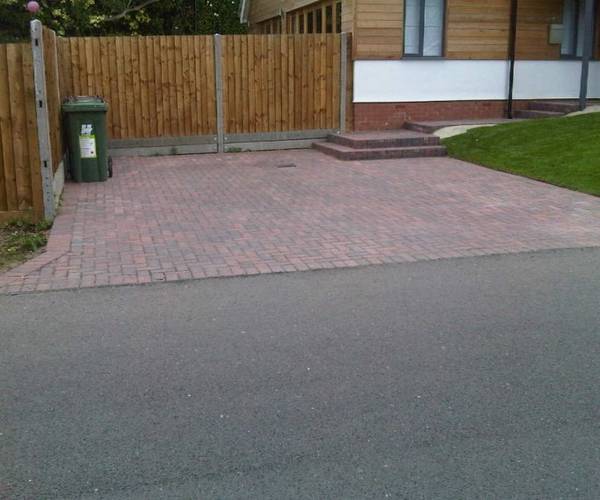 Driveway parking next to Radlett Station