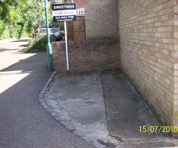 225yds/2.5 minutes to Norbiton Station!