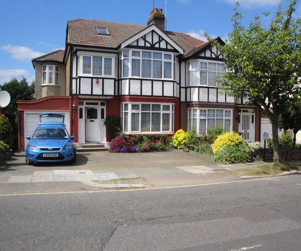 Parking on Wynchgate, N14