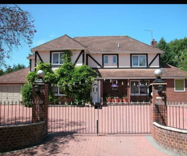 Longmore Road, RG2