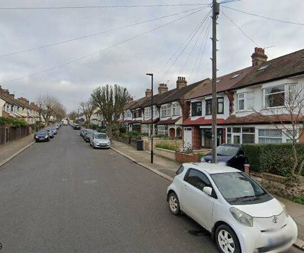 Parking on Broomfield Avenue, N13