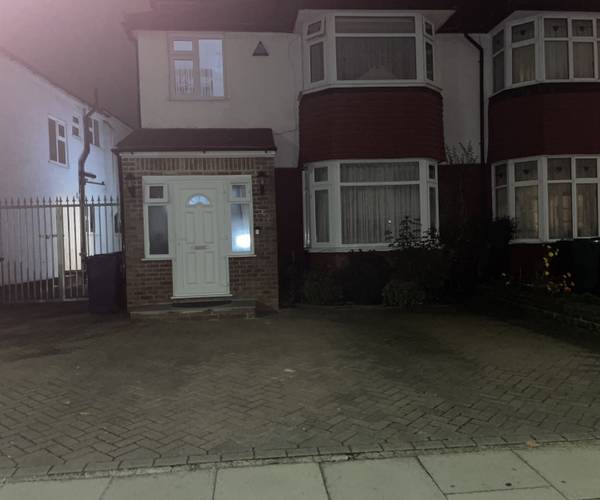 Parking on Burleigh Gardens, N14