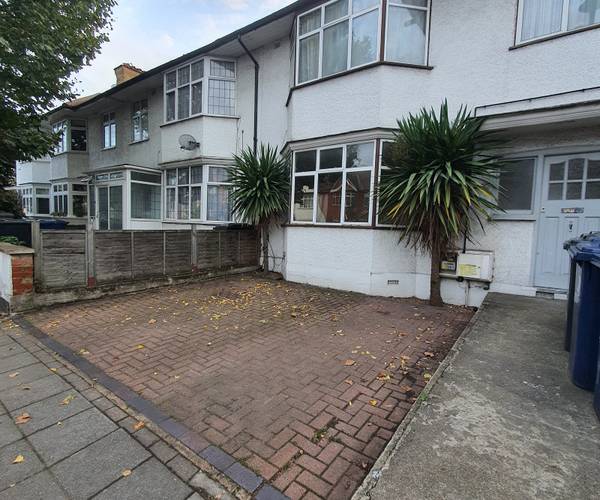 Parking on Northfield Avenue, W5