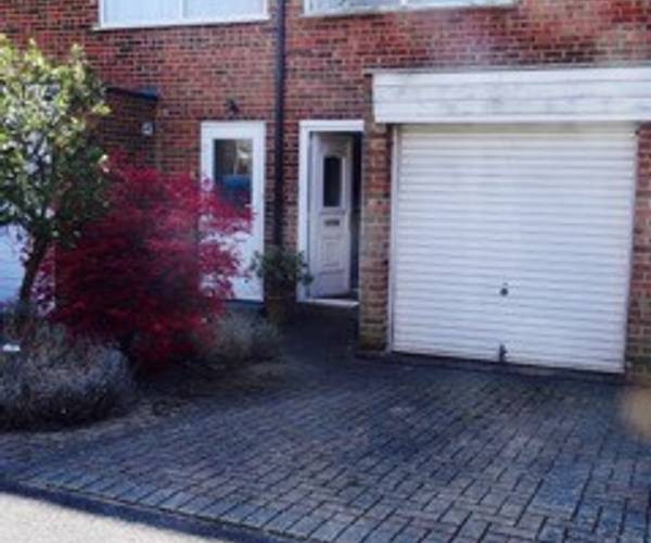 Parking on Dumbleton Close, KT1