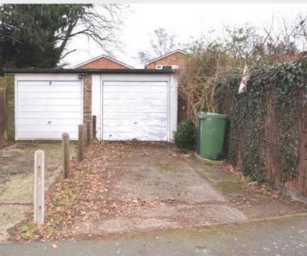 Parking on Denton Way, GU16