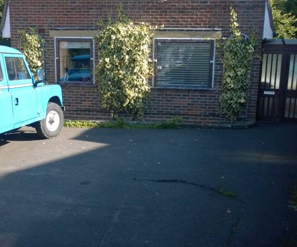 Convenient parking, 2 mins walk to Redhill Station