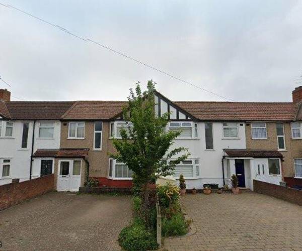 Parking on Hall Farm Drive, TW2