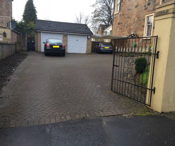 Parking on Queen Mary Avenue, G42