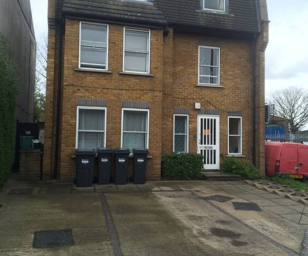 Parking space on 27 Oxford Road North, W4