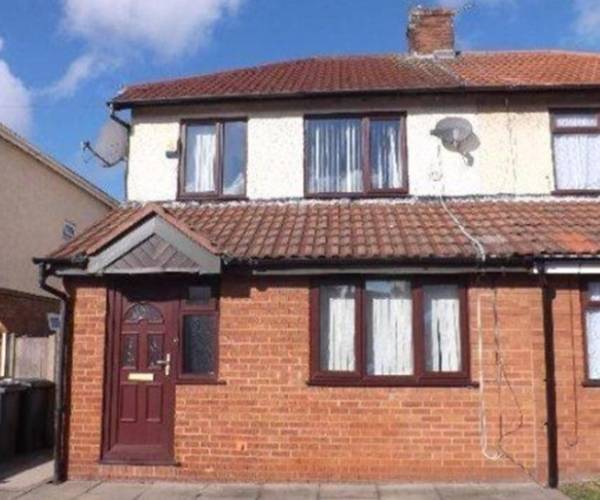 Parking on Ravenscroft Avenue, L39