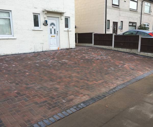 Parking on Queens Drive, L4