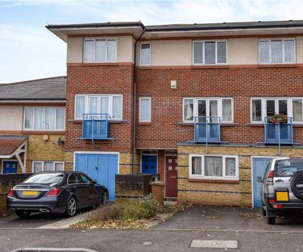 Parking on Heron Drive, N4