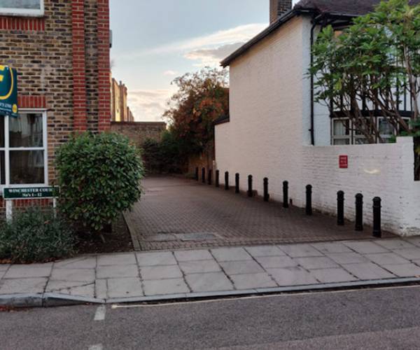 Parking on Castlegate, TW9