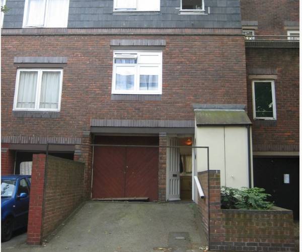 Parking on Cartwright Street, E1