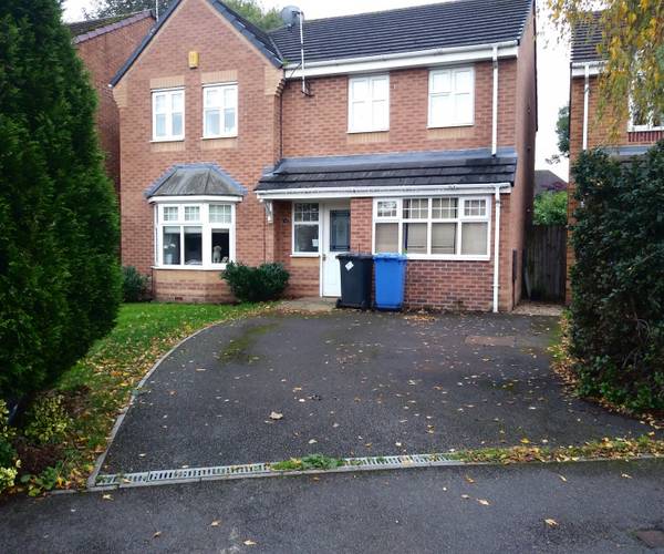 Parking on Grangeover Way, DE22
