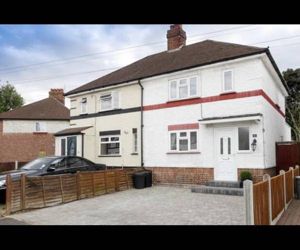 Meadow Road, RM7