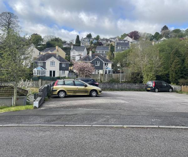 Parking on Uzella Park, PL22