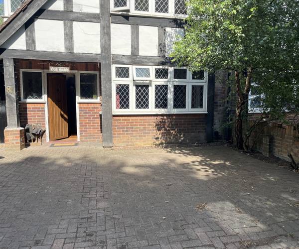 Parking on Reading Road, RG9