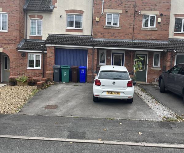 Parking on Northumberland Way, M22