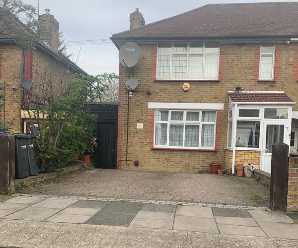 Parking on Montagu Crescent, N18