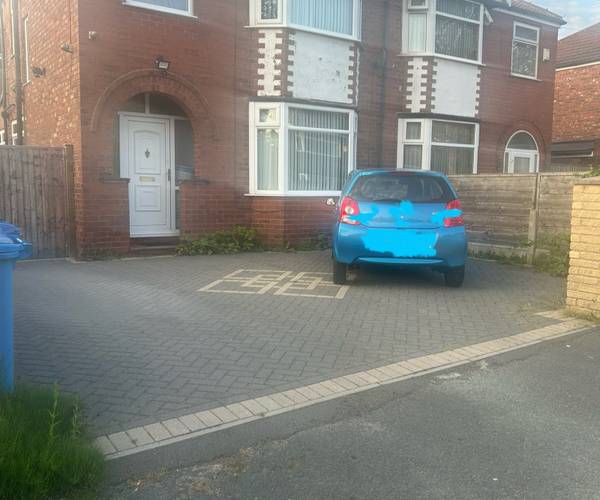 Parking on Audley Avenue, M32