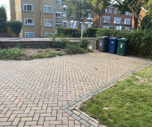 Parking on Woodside Avenue, N12