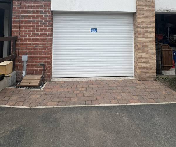 Parking on Collingburn Avenue, M5