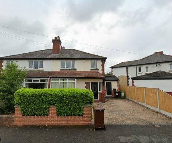 PRIVATE DRIVE 100 yds from RUGBY/CRICKET GROUND
