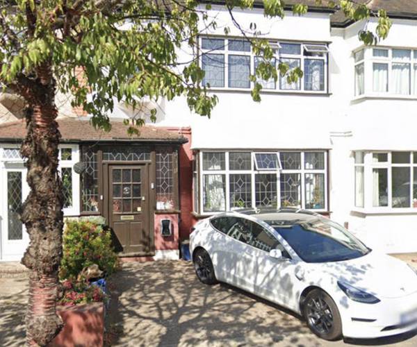 Parking on Royston Gardens, IG1