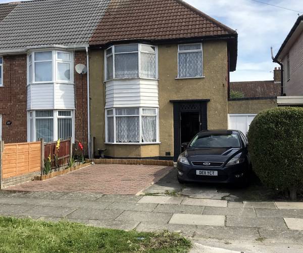 Parking on Damwood Road, L24