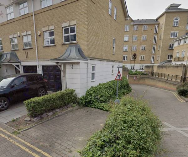 Parking on Island Row, E14
