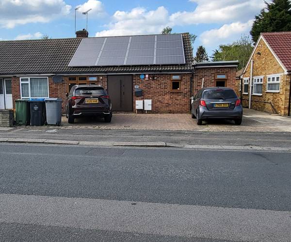 PRIVATE DRIVEWAY15 minutes walk to wembley stadium