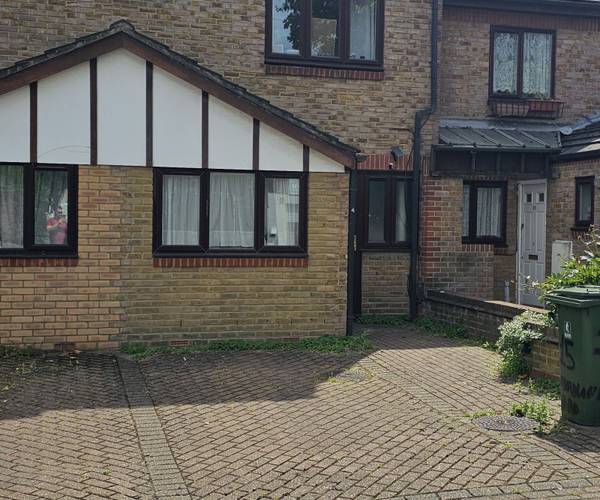 Parking on Maryland Road, E15