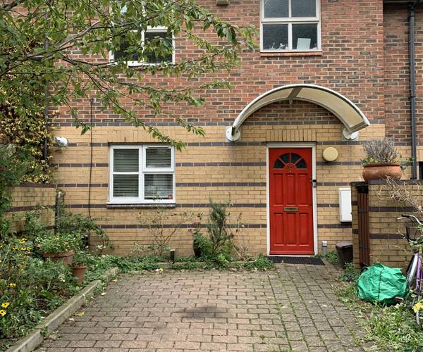 Parking on Treaty Street, N1