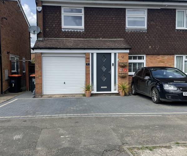 Parking on Ross Way, LU1