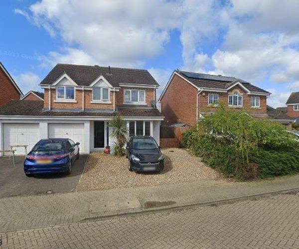 Parking on Lynmouth Crescent, MK4