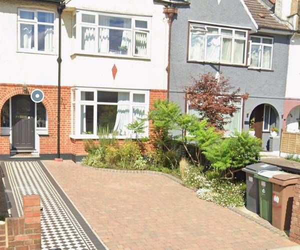 Parking on Hainault Road, E11