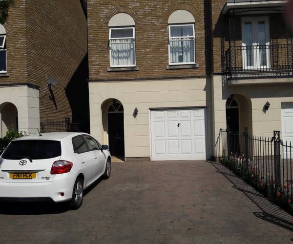 Parking on Williams Grove, KT6