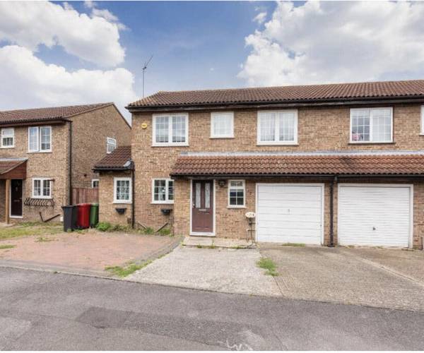 Parking on Sandringham Court, SL1