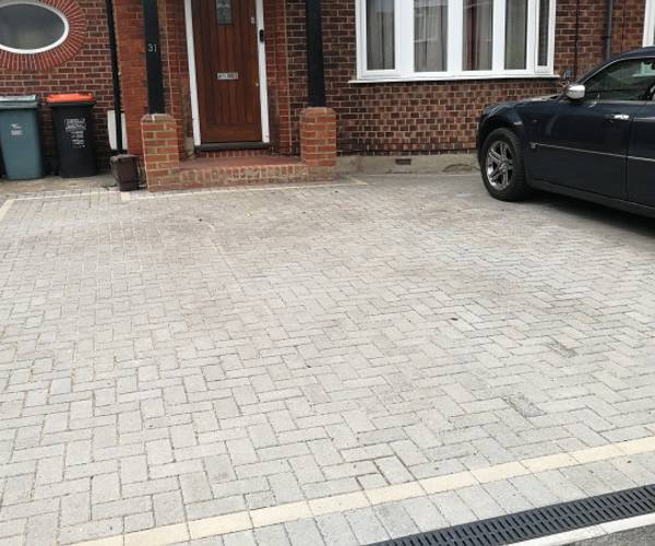 Parking on Kingscroft Avenue, LU5