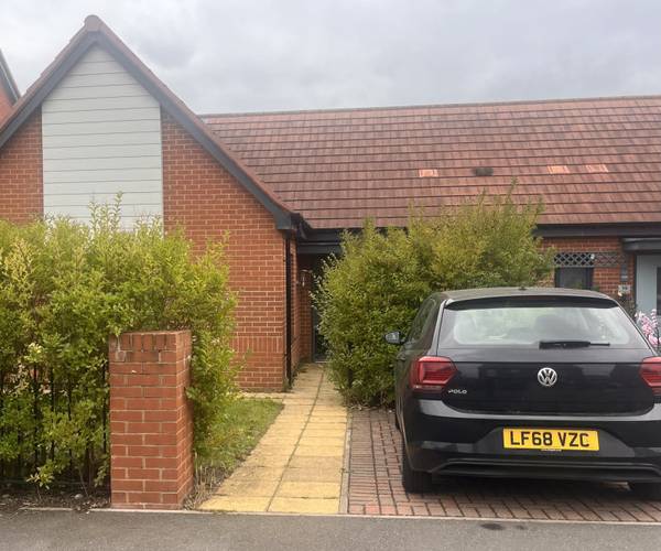 Parking on Deer Park Way, B33