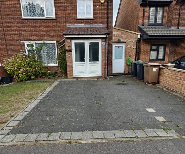 Parking on Rotherham Avenue, LU1