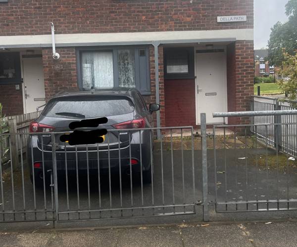 Parking on Della Path, E5