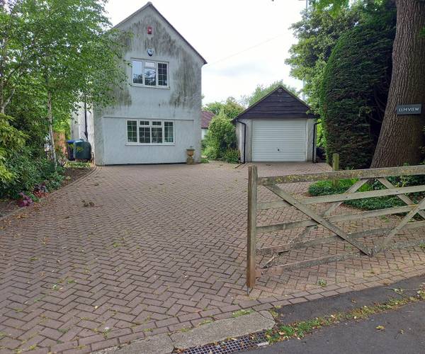 Kingfield Road, GU22