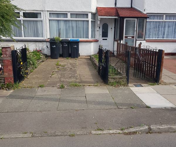 Parking on Curzon Avenue, EN3