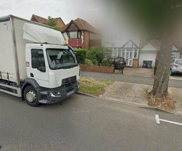 Parking on Hawthorn Road, B44